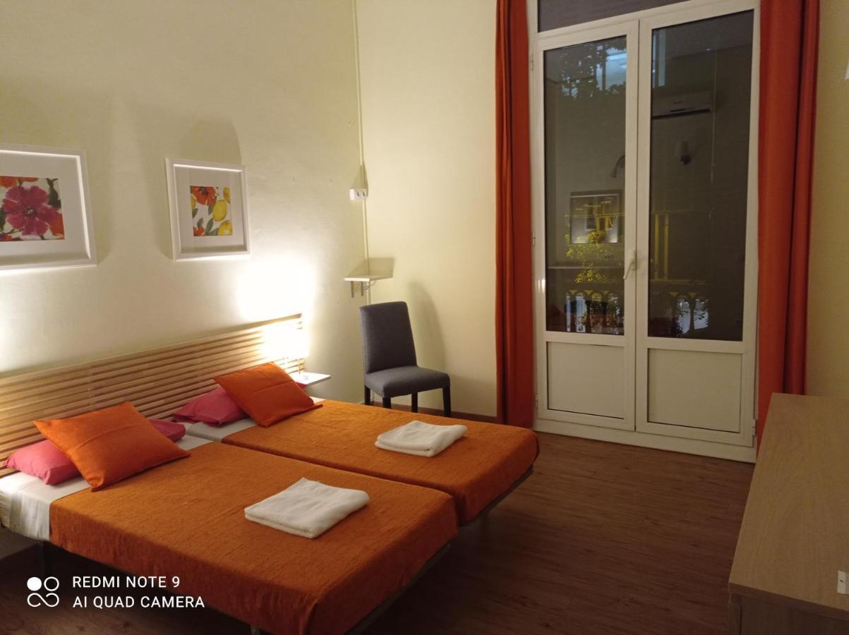 Barcelona Central Garden Hostal Bagian luar foto