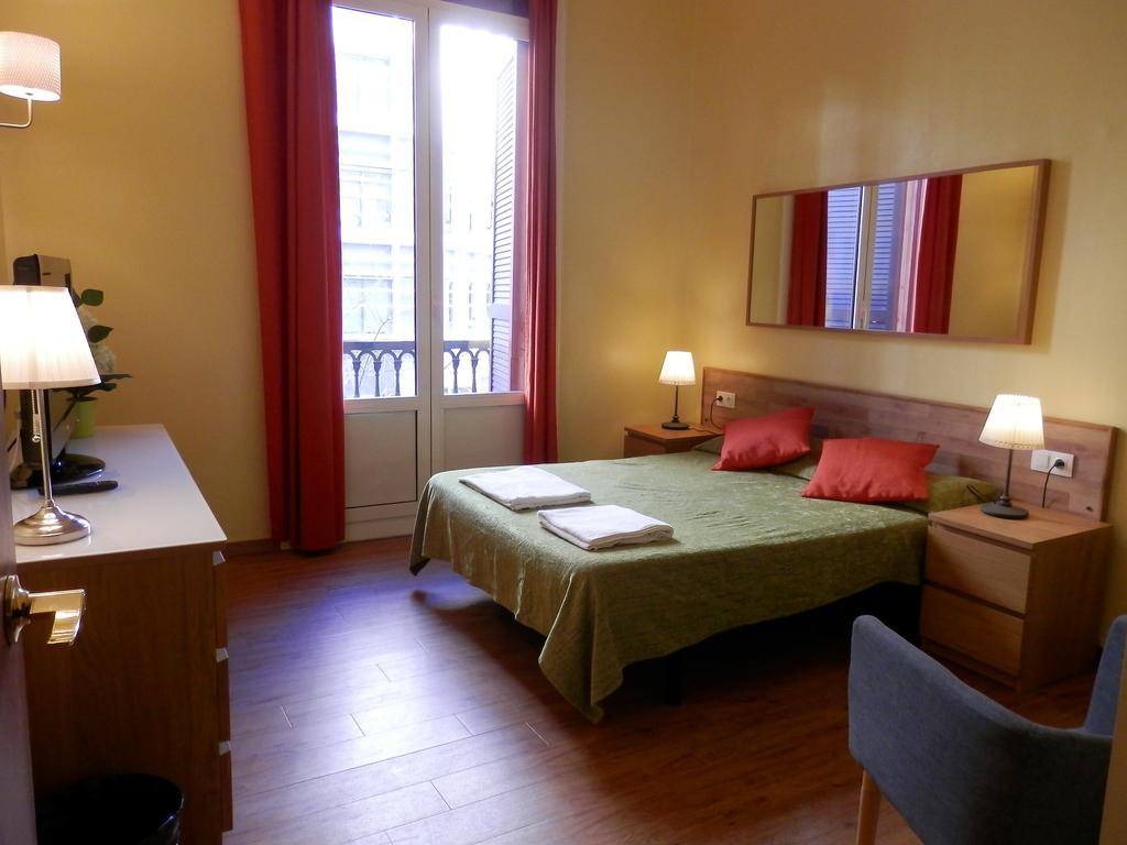 Barcelona Central Garden Hostal Bagian luar foto